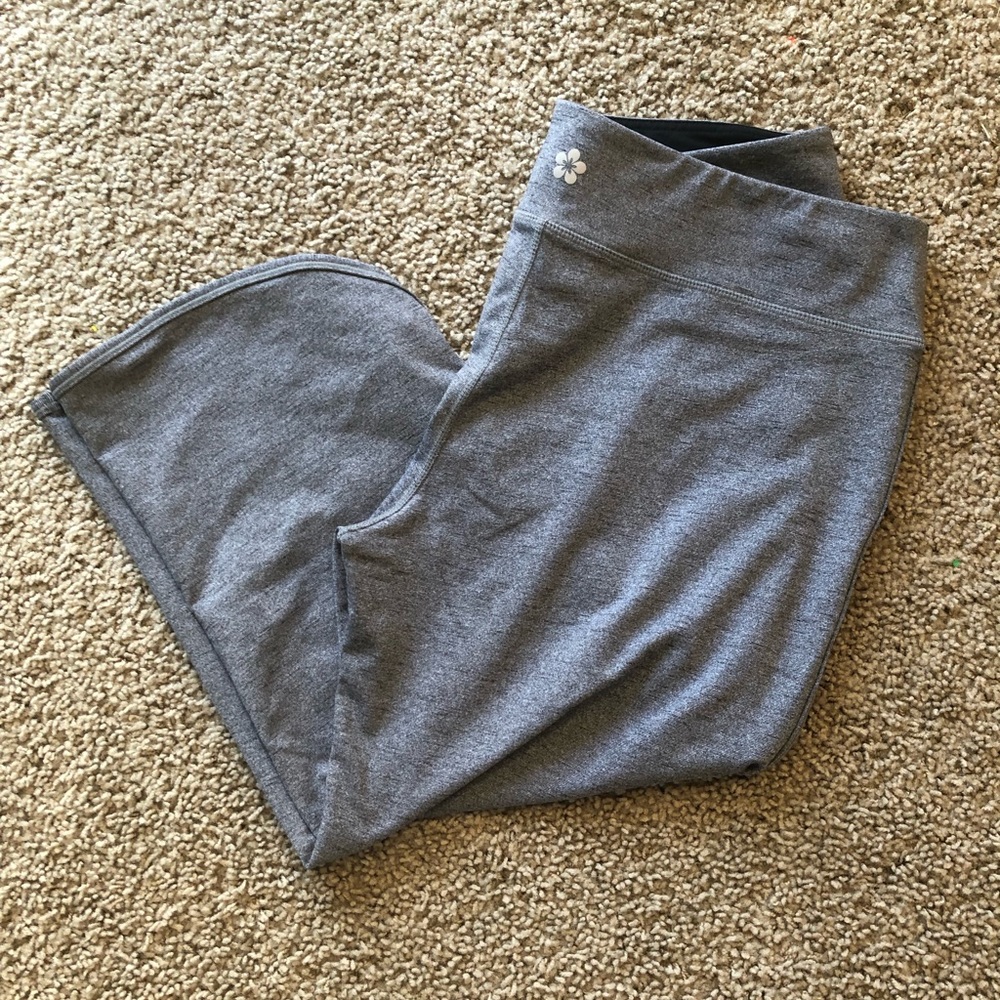 Tuff athletics grey yoga capris. Size xl